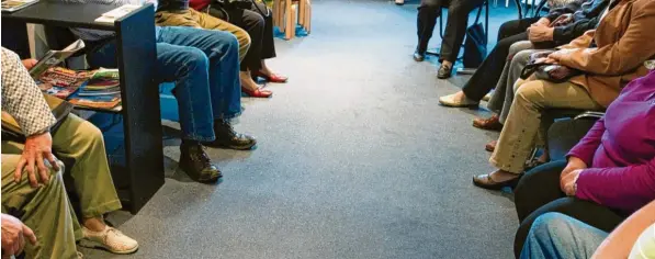  ?? Foto: Patrick Pleul, dpa (Symbolbild) ?? Lange warten will beim Arzt niemand. Im Kreis Dillingen kommen die Hausärzte mit dem Dienst am Patienten kaum mehr hinterher.