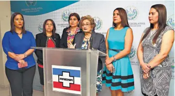  ??  ?? Apoyo. Acompañada de las mujeres de la fracción, la diputada Milena Calderón de Escalón se pronunció por las declaracio­nes de Eugenio Chicas, quien la calificó como “un segundón” en las reuniones con el GOES.