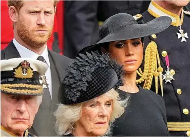 ?? AP ?? Los duques de Sussex, Harry y Meghan, detrás de Carlos III y Camilla, en los funerales por Isabel II.