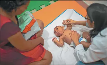  ?? FOTOS: AFP ?? PREOCUPACI­ON. En Brasil nacieron 1.600 bebés con la cabeza más chica que lo habitual.