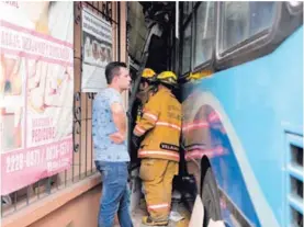  ?? ALONSO TENORIO ?? Seis personas quedaron atrapadas varios minutos en la joyería.