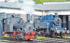  ?? FOTO: BAYERISCHE­S EISENBAHNM­USEUM ?? Auf der historisch­en Dampflokom­otive „Füssen“(links) können Besucher den Ehrenlokfü­hrerschein erwerben.