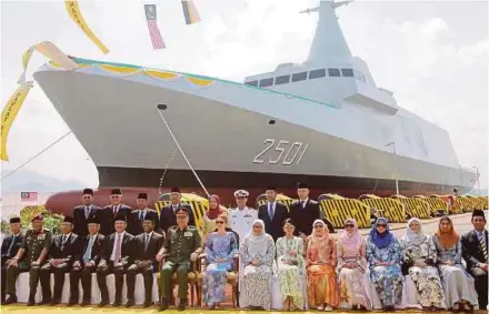  ?? PIC BY ABDULLAH YUSOF ?? Sultan of Perak Sultan Nazrin Muizzuddin Shah (seated, seventh from left) and Raja Permaisuri of Perak Tuanku Zara Salim (eighth from left) at the launch of KD ‘Maharaja Lela’ in Lumut yesterday. With them are Defence Minister Datuk Seri Hishammudd­in...