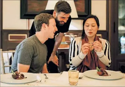  ?? TWITTER. ?? Mark Zuckerberg y Priscilla Chan, que cumplía años, con Gerard Piqué, amigo de la pareja