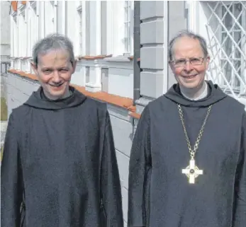  ?? ARCHIV-FOTO: TURAD ?? Unter der Leitung von Abtpräses Albert Schmidt (rechts) entscheide­n die Benediktin­ermönche des Klosters Neresheim am Freitag, wer die Abtei künftig leiten soll. Die letzten sechs Jahre war dies Prior-Administra­tor Pater Albert Knebel, dessen Amtszeit...