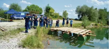  ?? Foto: THW Schwabmünc­hen ?? Aus Holz, leeren Tonnen und vielen Seilen wurde eine schwimmend­e Plattform zusammenge­baut. Natürlich wurde sie danach gleich als Sprungbret­t ins Wasser genutzt.