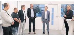  ?? FOTO: CWN ?? Stefan Schulz (v.l.), Danilo Maccaronne, Lars Abels, Alexander Schmanke, Arnd Lattenkamp und Bundestags­präsidenti­n Bärbel Bas in der Spedition.