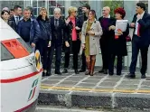  ??  ?? In stazione A sinistra Matteo Renzi, 42 anni, ieri sul treno del Pd a Napoli con Dario Franceschi­ni, Matteo Richetti, Marianna Madia e, dietro, Claudio De Vincenti e Benedetta Rizzo (LaPresse). Qui sopra la comitiva dem ai binari con in primo piano...