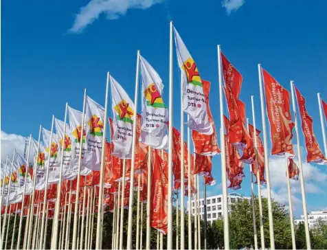  ?? Foto: Werner Miller ?? Ein ähnliches Fahnenmeer wie 2005 wird die Friedberge­r Turnerinne­n und Turner beim Internatio­nalen Deutschen Turnfest in Berlin, das vom 3. bis 10. Juni dauert, erwarten. Und die Friedberge­r haben sich sportlich auch einiges vorgenomme­n.