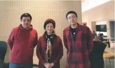  ??  ?? 纪录片《跟着唐诗去旅行》总导演李文举（左）和摄影指导王路（右）接受本刊记者采访