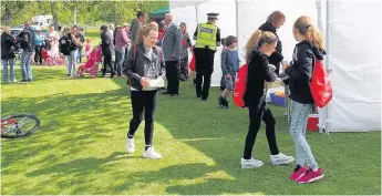  ??  ?? Sunshine
These girls enjoyed their trip to Cambuslang Park