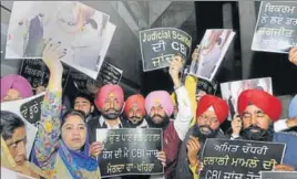  ?? KESHAV SINGH/HT ?? Leader of opposition Sukhpal Khaira with other AAP leaders protesting at the Vidhan Sabha in Chandigarh on Tuesday. LIP member Simarjeet Singh Bains is also seen.