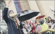  ?? PICTURE: DEAN ATKINS. ?? STAR TURN: Pulp frontman Jarvis Cocker addresses the crowds at the protest in Sheffield against the tree-felling.