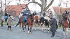  ??  ?? Reiter der Gruppe von Timo Wagner erhalten im Hof der St. Stephanusk­irche Punsch und Tee. Der Fördervere­in servierte die Getränke.