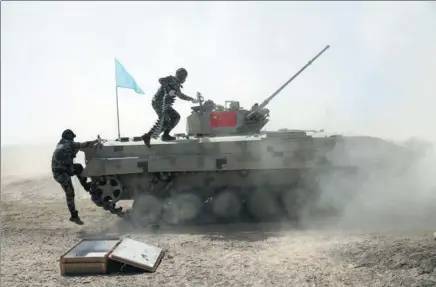  ?? PHOTOS BY ZOU HONG / CHINA DAILY ?? Soldiers load ammunition onto a tank on Aug 4 during the Internatio­nal Army Games 2017 in Korla, Xinjiang Uygur autonomous region.