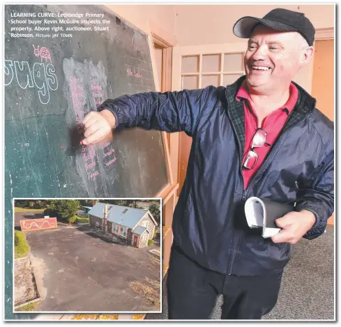  ?? Picture: JAY TOWN ?? LEARNING CURVE: Lethbridge Primary School buyer Kevin McGuire inspects the property. Above right, auctioneer, Stuart Robinson.