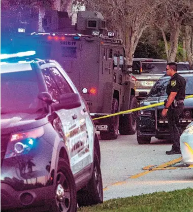  ??  ?? La Policía del Condado Broward identificó hoy al autor del tiroteo que ha dejado 17 muertos en la escuela secundaria Marjory Stoneman Douglas de la ciudad de Parkland, en el sur de Florida