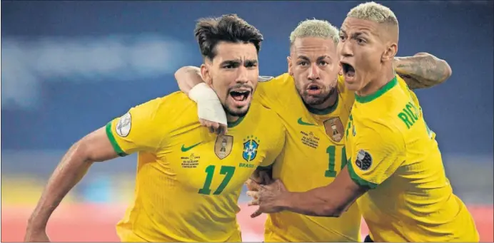  ??  ?? Lucas Paquetá celebra su gol con Neymar y Richarliso­n en la victoria de Brasil contra Chile en Río de Janeiro.