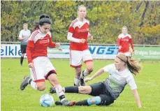  ?? SZ-FOTO: NO ?? Munderking­en (Britta Klein, rechts, weißes Trikot) musste sich im Landesliga­Kellerduel­l mit einem 0:0 gegen Bad Saulgau zufrieden geben.