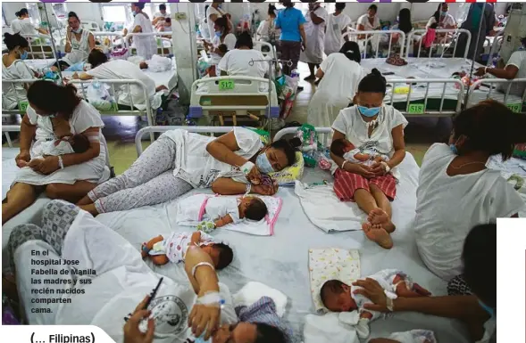  ??  ?? En el hospital Jose Fabella de Manila las madres y sus recién nacidos comparten cama.