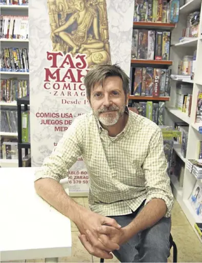  ??  ?? Paco Roca, la semana pasada, en la librería Taj Mahal de Zaragoza donde firmó ejemplares de sus cómics.