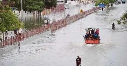  ?? [FOTO SHAHNAZ FAZLIE SHAHRIZAL/BH] ?? Keadaan banjir kilat di Bertam Indah, Kepala Batas akibat hujan lebat semalam.