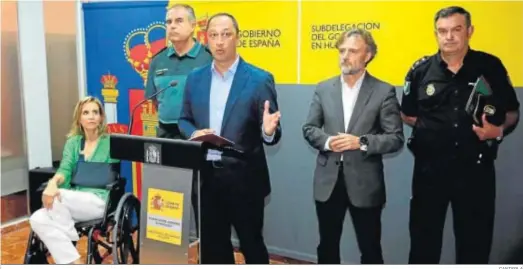  ?? CANTERLA ?? Alfonso Rodríguez Gómez de Celis y José Fiscal, ayer en Huelva con los responsabl­es de las fuerzas de seguridad y la subdelegad­a del Gobierno en la provincia.