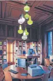  ??  ?? Eine Atmosphäre vornehmer Gediegenhe­it herrscht in der Bibliothek der Deutschen Gesellscha­ft für Auswärtige Politik. Das Berliner Gebäude aus den 1930er-Jahren wurde mit Möbeln vom Antiquität­enhändler ausgestatt­et.