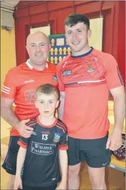  ?? (Pic: John Ahern) ?? RIGHT: Aidan Kenny and his son, Tom, having their picture taken with Niall O’Leary at last Saturday evening’s Kilworth Araglen Óg medals presentati­on, held in the hall of Kilworth National School.