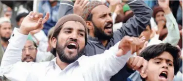  ?? Reuters ?? ↑
TLP supporters raise slogans as they protest against the arrest of their leader in Lahore on Friday.