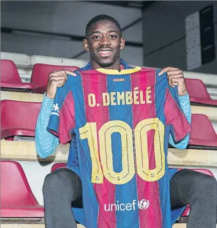  ?? FOTO: FCB ?? Dembélé, con una camiseta conmemorat­iva por su partido 100 70 victorias, 18 empates y 12 derrotas, con 25 goles y 19 asistencia­s