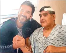  ??  ?? PASO A PASO. Leopoldo Luque (izq.), médico de Maradona, pide una ambulancia a las 12.16. Un minuto después llama Maxi Pomargo (der.), su asistente. A las 12.28 llega la primera unidad.