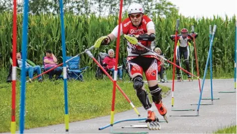  ??  ?? Patrick Stimpfle organisier­te zusammen mit seiner Frau und seinen Brüdern das Trainingsl­ager für die Inline Alpine Fahrer aus Baden Württember­g. Er schnürte aber auch selbst die Rennstiefe­l, um sich auf die Europameis­terschaft vorzuberei­ten.