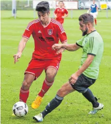  ?? FOTO: ALHO ?? Yakub Erdem (links, hier im Zweikampf mit Oberteurin­gens Jonas Petretti) erzielt per Foulelfmet­er das 2:0 für Brochenzel­l.