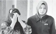  ?? — Gambar Bernama ?? DIBEBAS: Bekas ketua pengarah sebuah bahagian di Jabatan Perdana Menteri ( JPM) bergelar ‘Datuk’ yang ditahan enam hari di Putrajaya berkaitan siasatan penyelewen­gan dana kerajaan dibebaskan selepas tempoh tahanan reman berakhir semalam.