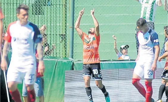  ?? FOTOBAIRES ?? El primer festejo. Jesús Dátolo, autor del 1-0 de Banfield, celebra, mientras Pablo Mouche y Víctor Salazar se lamentan.