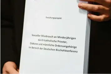  ?? Foto: Arne Dedert, dpa ?? Eine Studie hat den sexuellen Missbrauch an Minderjähr­igen durch kirchliche Amtsträger untersucht.