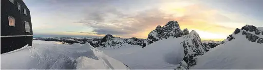  ??  ?? Atemberaub­ende Ausblicke auf die Hohen Tauern und ihre schneebede­ckten Gipfel, Sonnenauf- und untergänge inklusive