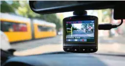  ?? Foto: dpa/Wolfgang Kumm ?? Mit Dashcam im Straßenver­kehr filmen – erlaubt oder verboten? Eine gesetzlich­e Regelung gab es bislang nicht.