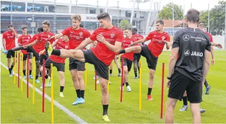  ?? FOTO: IMAGO/JULIA RAHN ?? In der Saisonvorb­ereitung trainierte der junge David Grözinger (links hinter Mario Gomez) mit der Zweitliga-Mannschaft des VfB Stuttgart und gehörte in den ersten Spielen auch zum Profikader – dann warfen ihn Verletzung­en zurück.