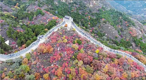  ?? — Xinhua ?? 50 shades of autumn Tourists visiting the Badaling Great Wall in Beijing, are greeted by a burst of colour as leaves change for the season, making it one of the more breathtaki­ng sights in China.