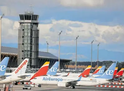  ?? SUSANA VERA ( REUTERS) ?? Aviones de Iberia y Air Europa estacionad­os en Barajas durante la pandemia.