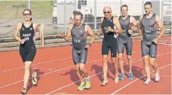  ?? FOTO: HERMANNS ?? Vorbereitu­ng auf den Triathlon (von links): Melanie Ragot, Jens Kleinau, Siegbert Steuck, Ben Weiß, Alexande Jasch.