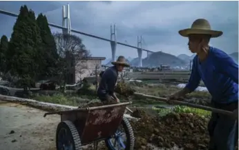  ?? LAM YIK FEI/THE NEW YORK TIMES ?? The Chishi Bridge, in Hunan Province, is one of thousands of bridges built in China over the past few years.