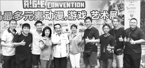  ??  ?? Second Minister of Finance who is also Minister of Internatio­nal Trade and E-Commerce, Dato Sri Wong Soon Koh (fifth left) with wife Datin Sri Pauline Leong (fourth left) and son who is SRRC advisor Datuk Andrew Wong (third left) with the main...