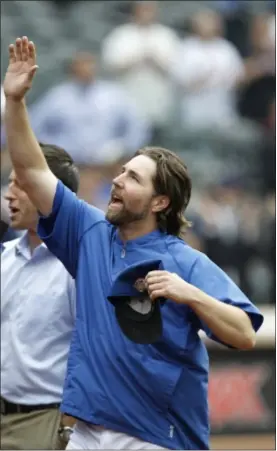  ??  ?? Mets starter R.A. Dickey acknowledg­es fans Wednesday after winning his 20th game of the season.