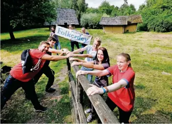  ?? RP-FOTO: ACHIM BLAZY ?? Das Orga -Team Folkerdey öffnet die Tore für das diesjährig­e Folk-Festival am Eisenzeitl­ichen Gehöft. Es liegt am Volkardeye­r Park in der Nähe der Grillhütte.