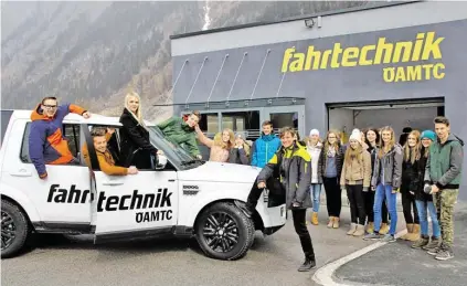  ?? BILD: SN/ANTON KAINDL ?? Schüler der siebten und achten Klassen des BORG Radstadt mit ÖAMTC-Instruktor­in Ellen Dehnert im Fahrtechni­kzentrum des ÖAMTC in Saalfelden.