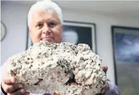  ??  ?? Rafael Navarro afirma que la NASA inició la construcci­ón de un nuevo robot que va a ser lanzado a Marte en 2020 y con el que se pretende recolectar rocas espaciales.