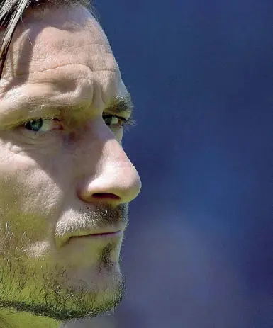  ??  ?? Numero 10 Francesco Totti, 41 anni, si è ritirato il 28 maggio dopo 619 partite in serie A e 250 gol con la Roma